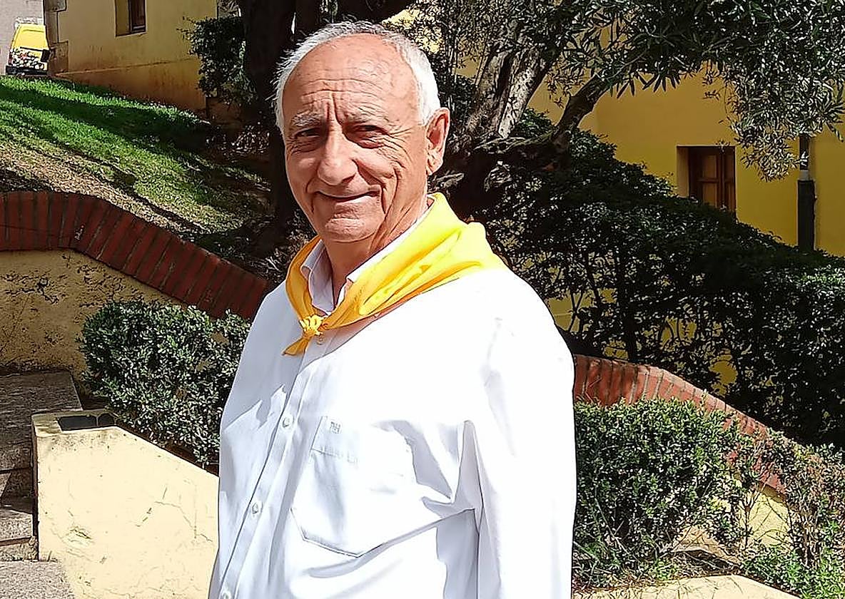 Rubén Las Hayas, pregonero de este año, posa con el pañuelo de fiestas.