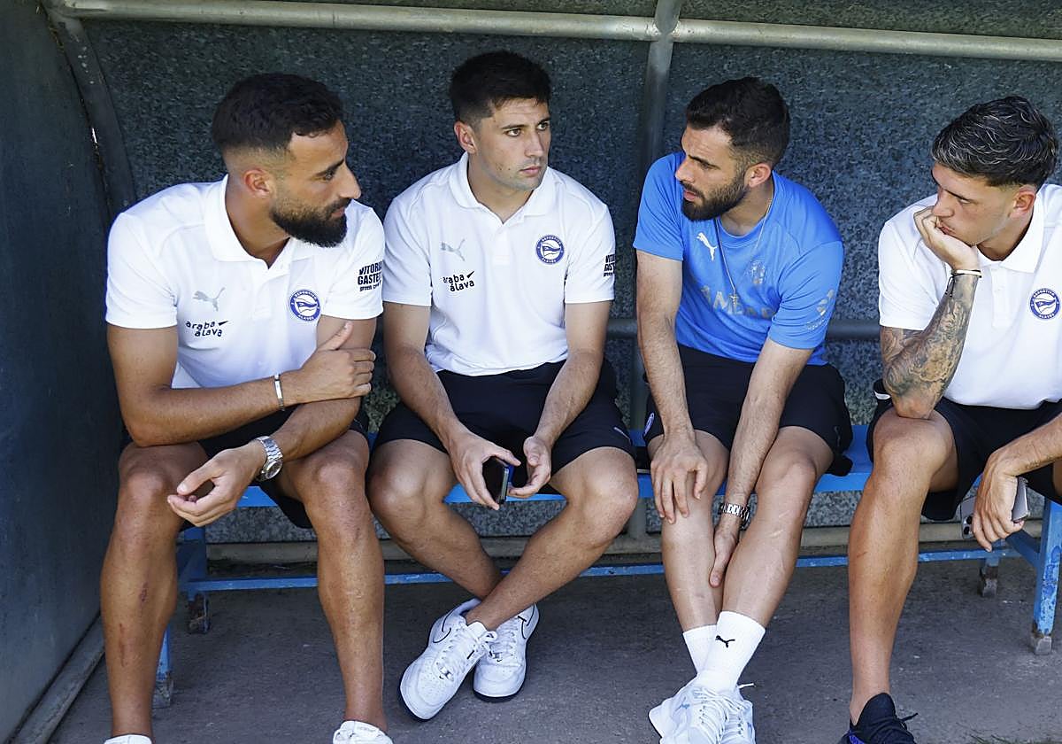 Alkain, el segundo por la izquierda, charla con Abde, Rioja y Javi López antes de la disputa del Alavés-Real Sociedad enLaguardia.