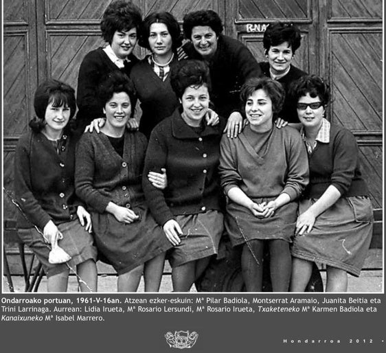 Un grupo de neskatillas posan en el puerto de Ondarroa en 1961.