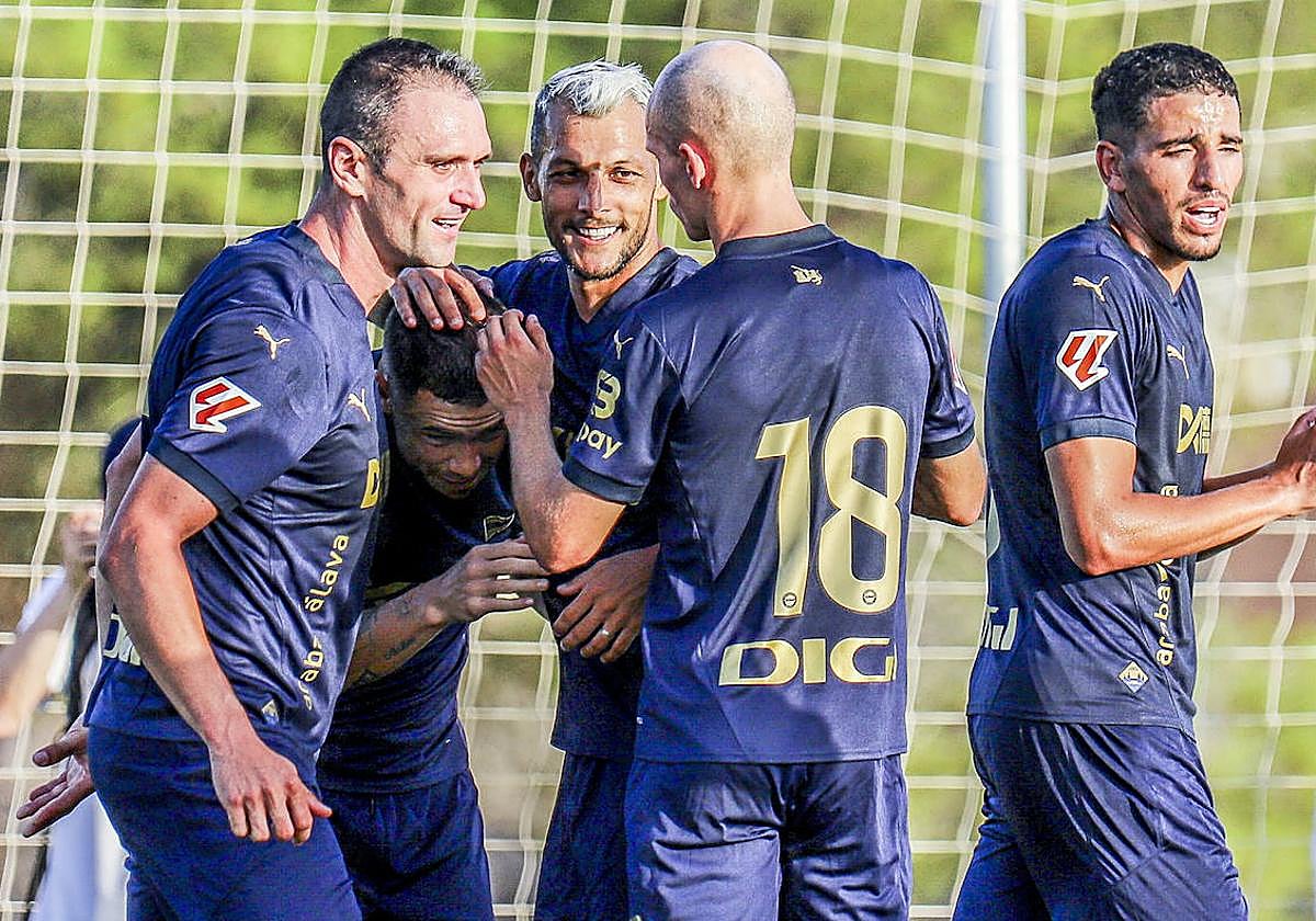 Los albiazules celebran el golazo de Conechny.