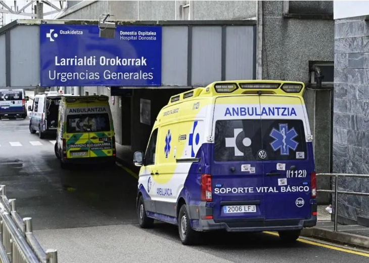 Una ambulancia de Soporte Vital Básico accede a las Urgencias del Hospital Donostia.