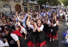 Blusas y neskas en el paseíllo.