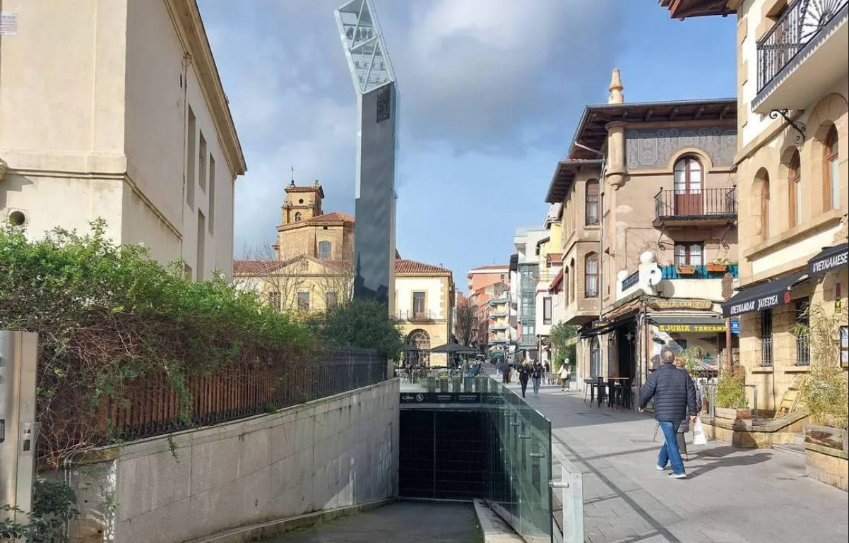 Imagen de la entrada a la plaza San Nicolás de Getxo.