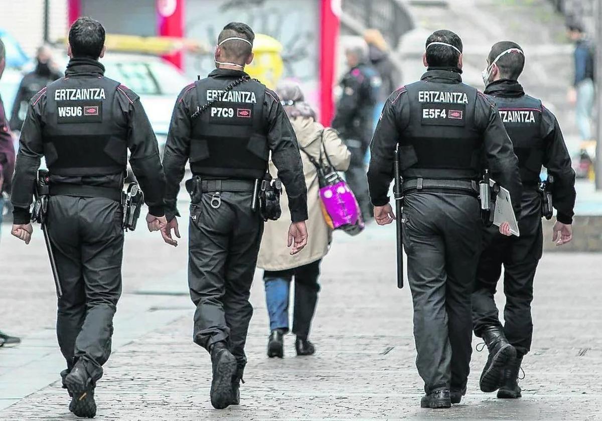 Cuatro agentes de la Ertzaintza patrullan por las calles de Bilbao.