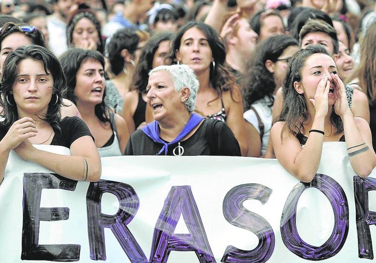 Imagen de una concentración en Vitoria contra una agresión machista.