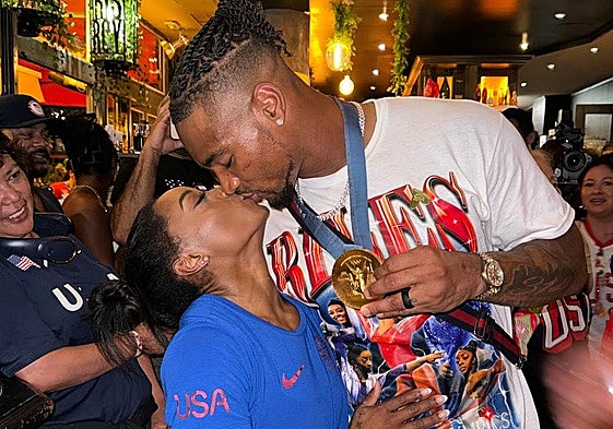El beso de Simone Biles y su marido para celebrar el primer oro en los Juegos Olímpicos de París