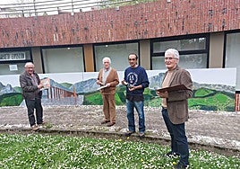 Los vecinos de la villa Víctor del Amo, José Luis Martínez de Antoñana, Rai Bikandi y Javier Lozano posan con los pinceles y el mural de fondo dibujado