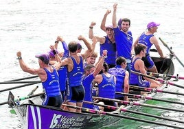 La tripulación de la 'Sotera' celebra la victoria el pasado domingo en la Ikurriña de Gorliz.