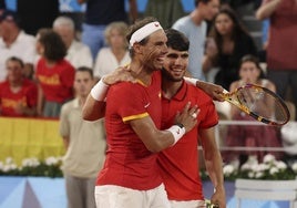 Alcaraz consuela a Nadal tras caer en los Juegos.