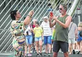 Turistas en Bilbao.