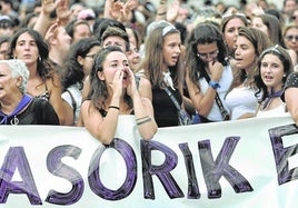 En la calle. Imagen de una concentración en Vitoria contra una agresión machista.