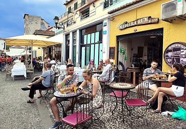 Terraza en el casco antiguo de Funchal.