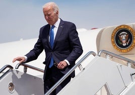 Biden, hegazkin presidentzialetik behera.