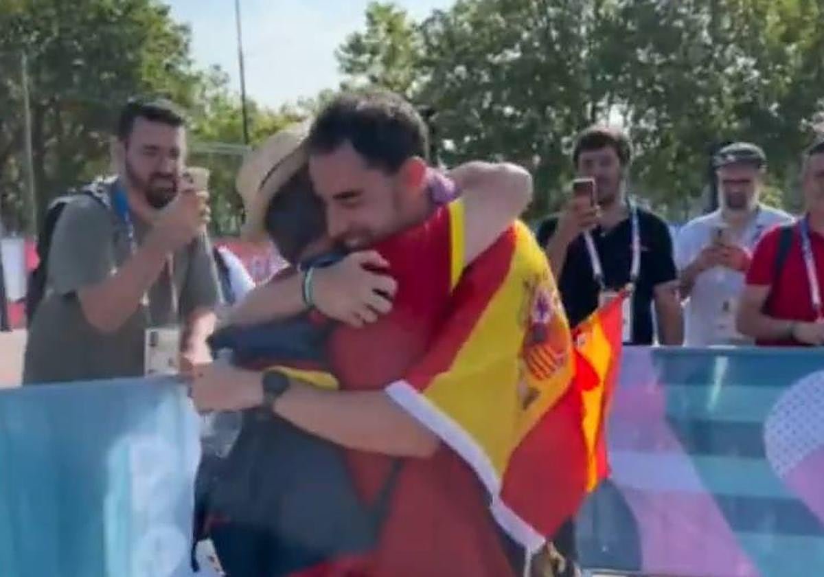 Álvaro Martín y su entrenador se abrazan tras ganar el bronce olímpico