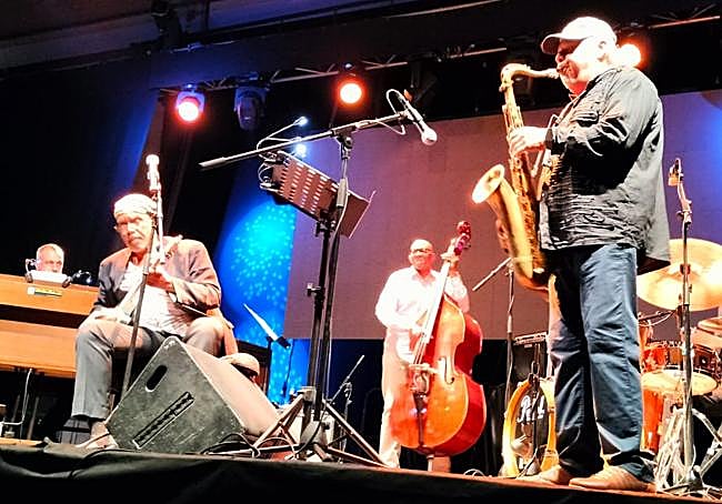 Los cinco únicamente tocaron juntos en la última antes del bis