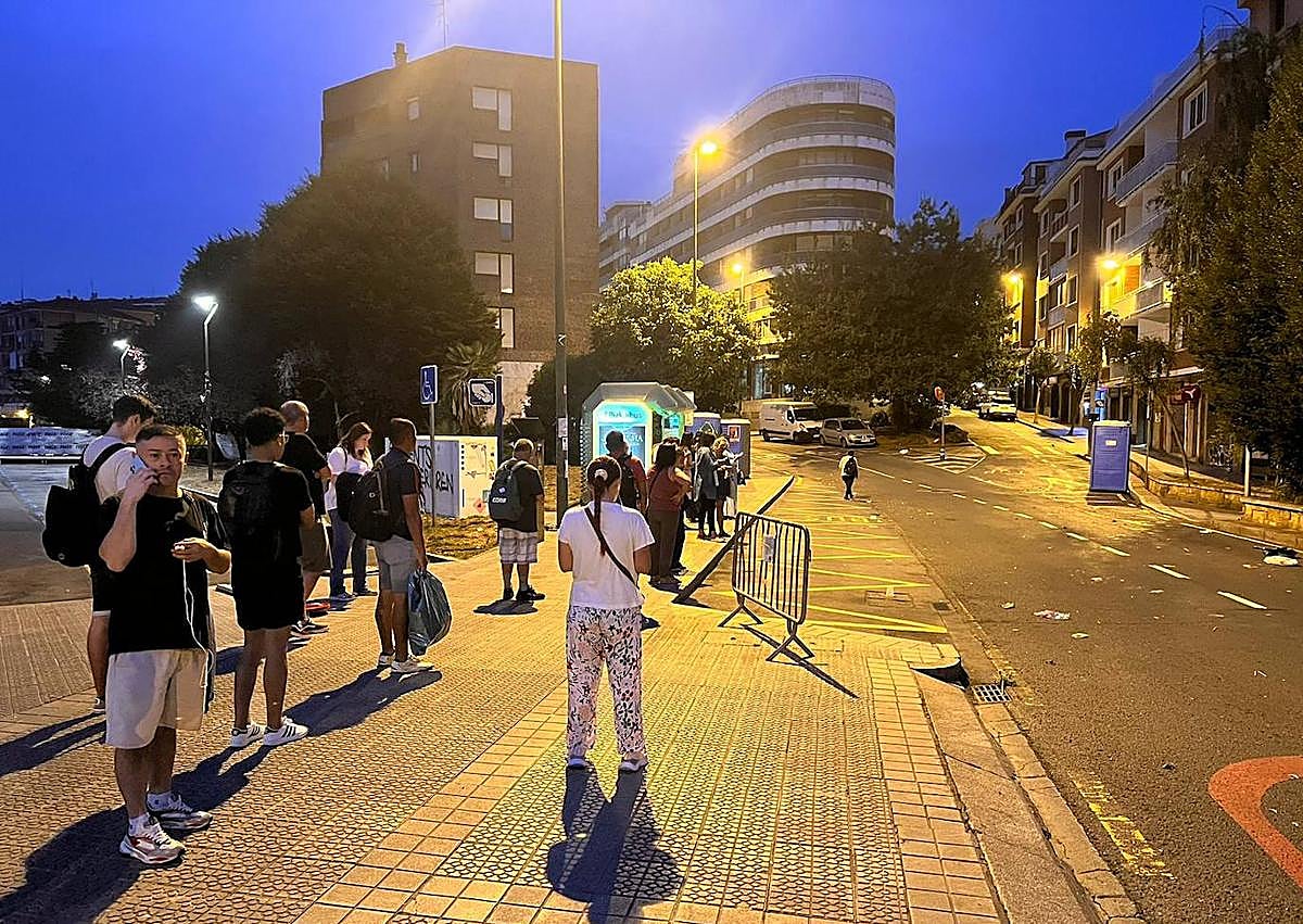 Imagen secundaria 1 - En la imagen superior, colas en una parada de Bizkaibus; en el centro, una parada de Algorta cercana a la estación de metro, y en la imagen inferior, la rotura de la catenaria.