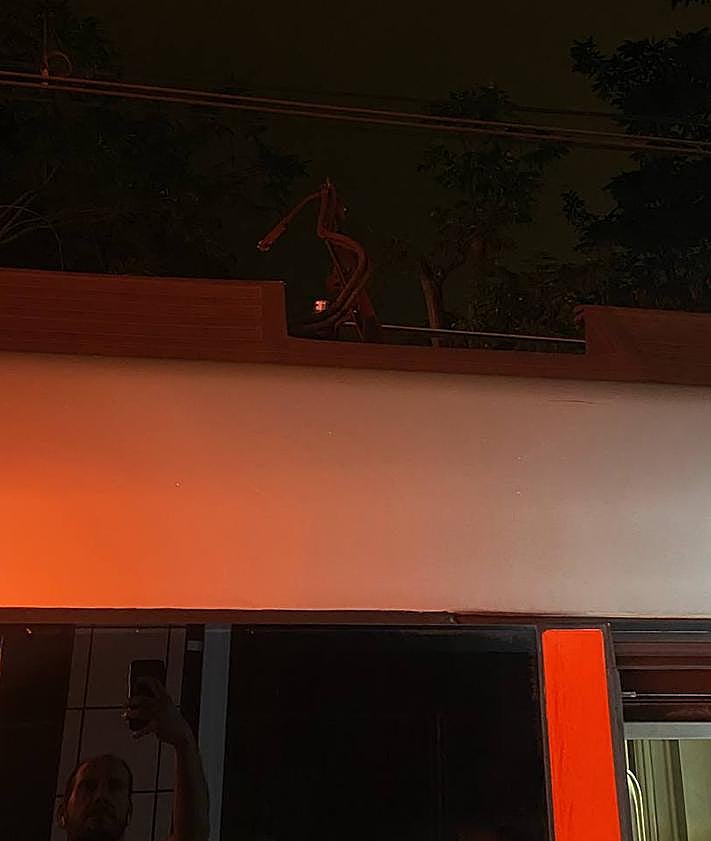 Imagen secundaria 2 - En la imagen superior, colas en una parada de Bizkaibus; en el centro, una parada de Algorta cercana a la estación de metro, y en la imagen inferior, la rotura de la catenaria.