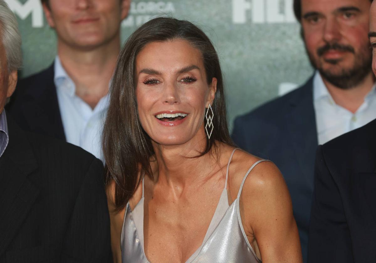 La Reina Letizia con los pendientes del modelo Rita de la donostiarra Bárbara Goenaga durante el Atlántida Mallorca Film Festival.