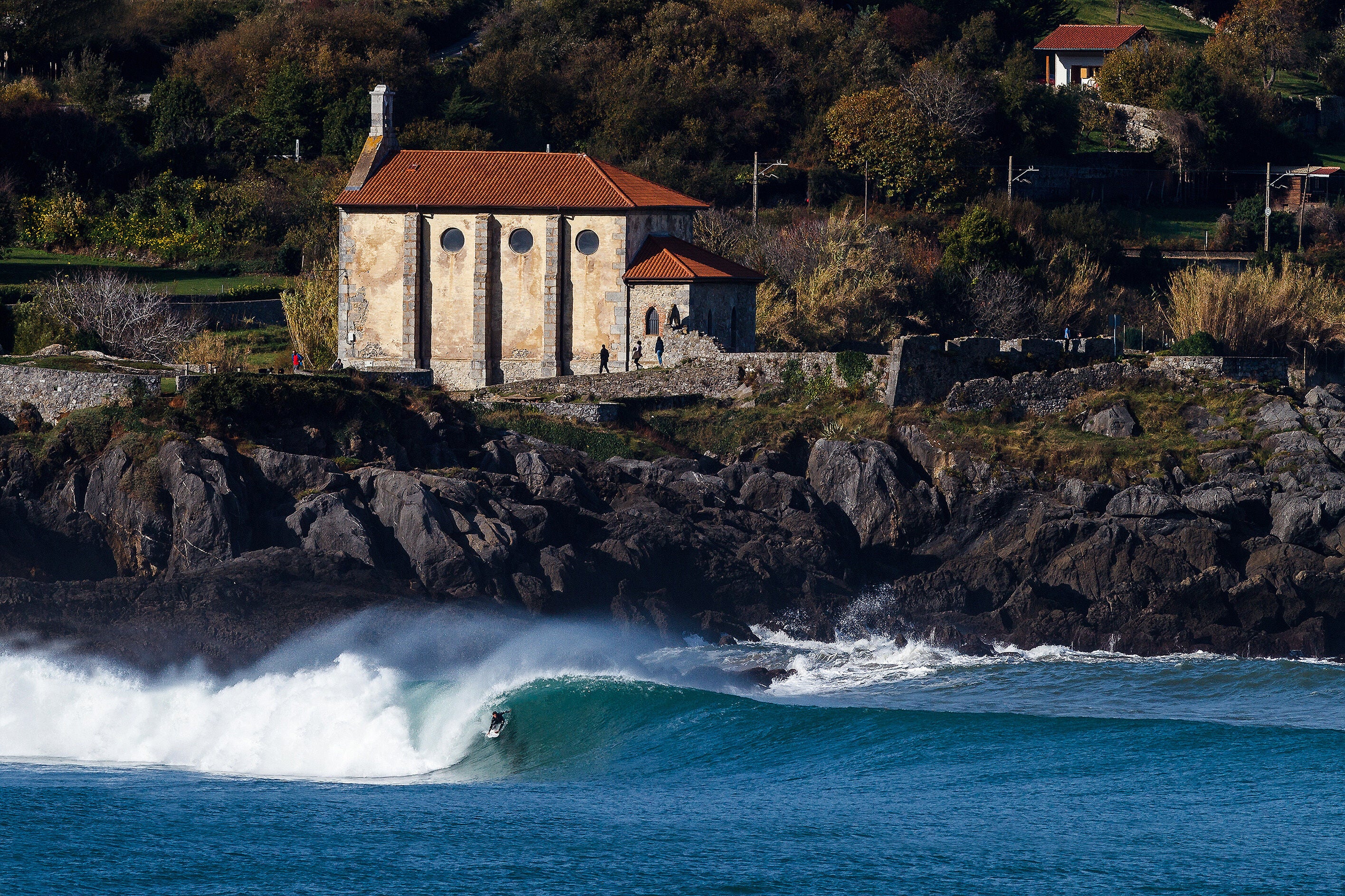 Una de las mejores entradas a Mundaka es la que va desde la Ermita de Santa Catalina hasta el puerto
