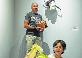 Efrén-Carlos García María y Alba Rodríguez Cadena, en la sala de exposiciones de las Juntas.
