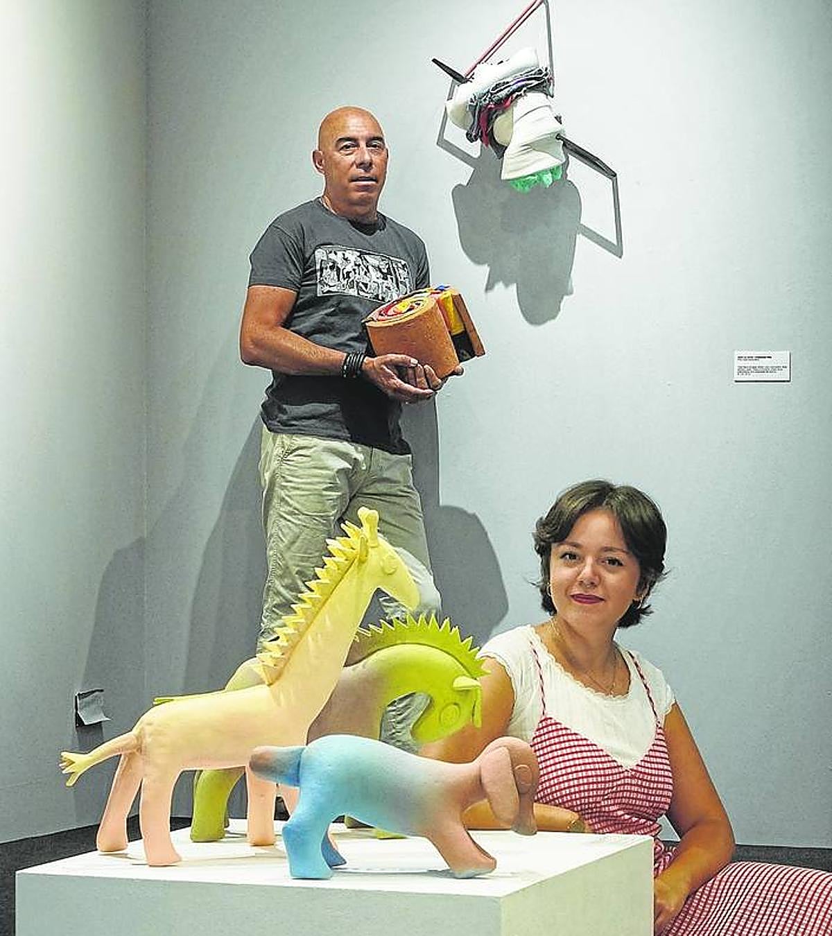 Efrén-Carlos García María y Alba Rodríguez Cadena, en la sala de exposiciones de las Juntas.