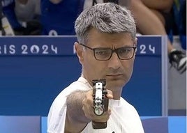 Yusuf Dikec ejecuta uno de los disparos.