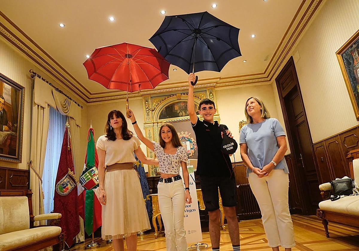 Maider Etxebarria, junto a Alazne Rubio y Joritz Esperanza junto a Sonia Díaz de Corcuera