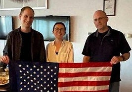 Exprisioneros estadounidenses posan tras su liberación.