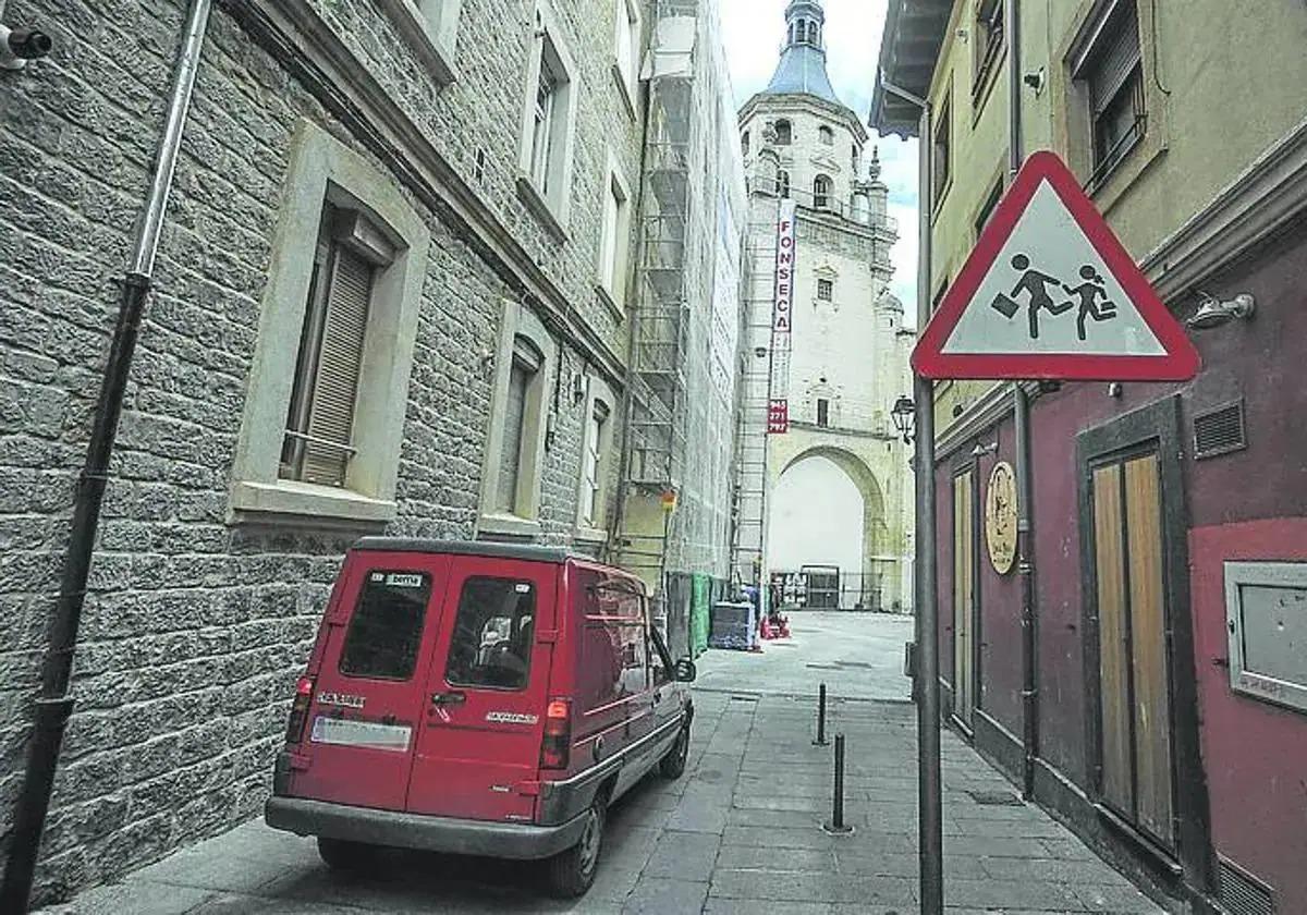 Un coche circula por Fray Zacarías, en el Casco Medieval de Vitoria.