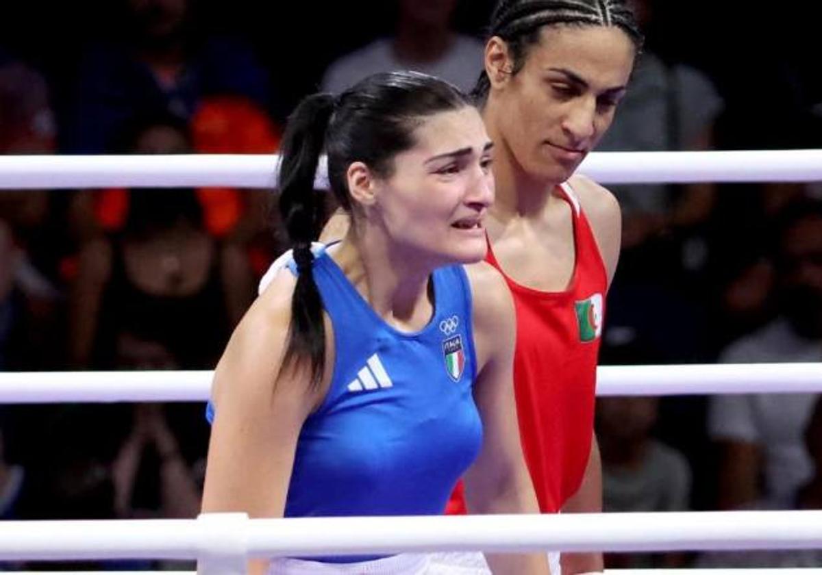 La boxeadora argelina Imane Khelif, de rojo,junto a su rival italiana.