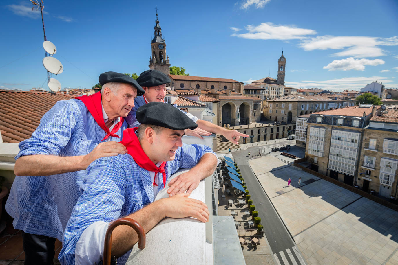 Los tres Celedones divisan el escenario de La Bajada desde un privilegiado ático con vistas a la plaza de la Virgen La Blanca.
