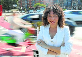 Nora Abete posa en la rotonda junto al Ayuntamiento de Bilbao.