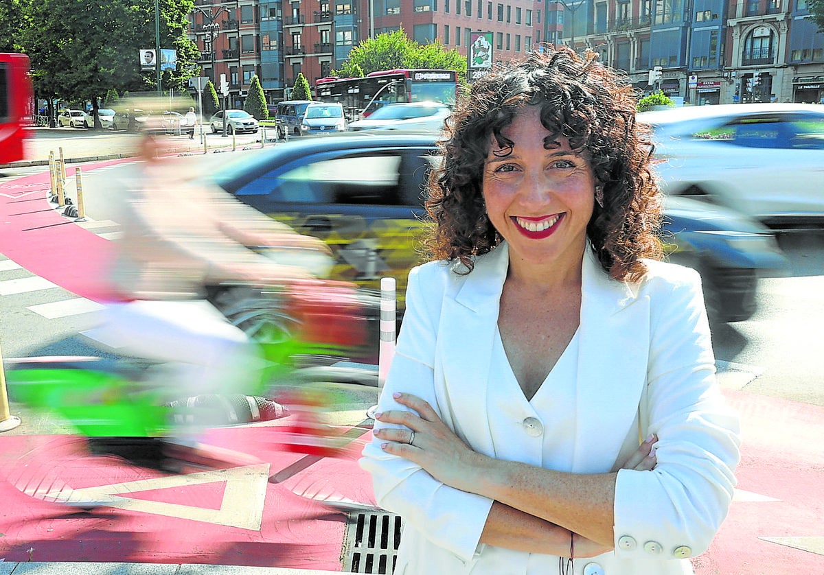 Nora Abete posa en la rotonda junto al Ayuntamiento de Bilbao.