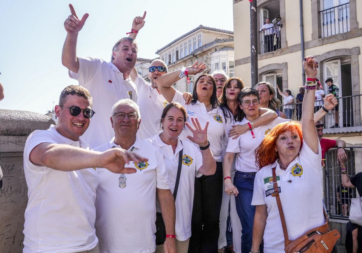 Los chupineros, junto a la alcaldesa y la concejala de Cultura.