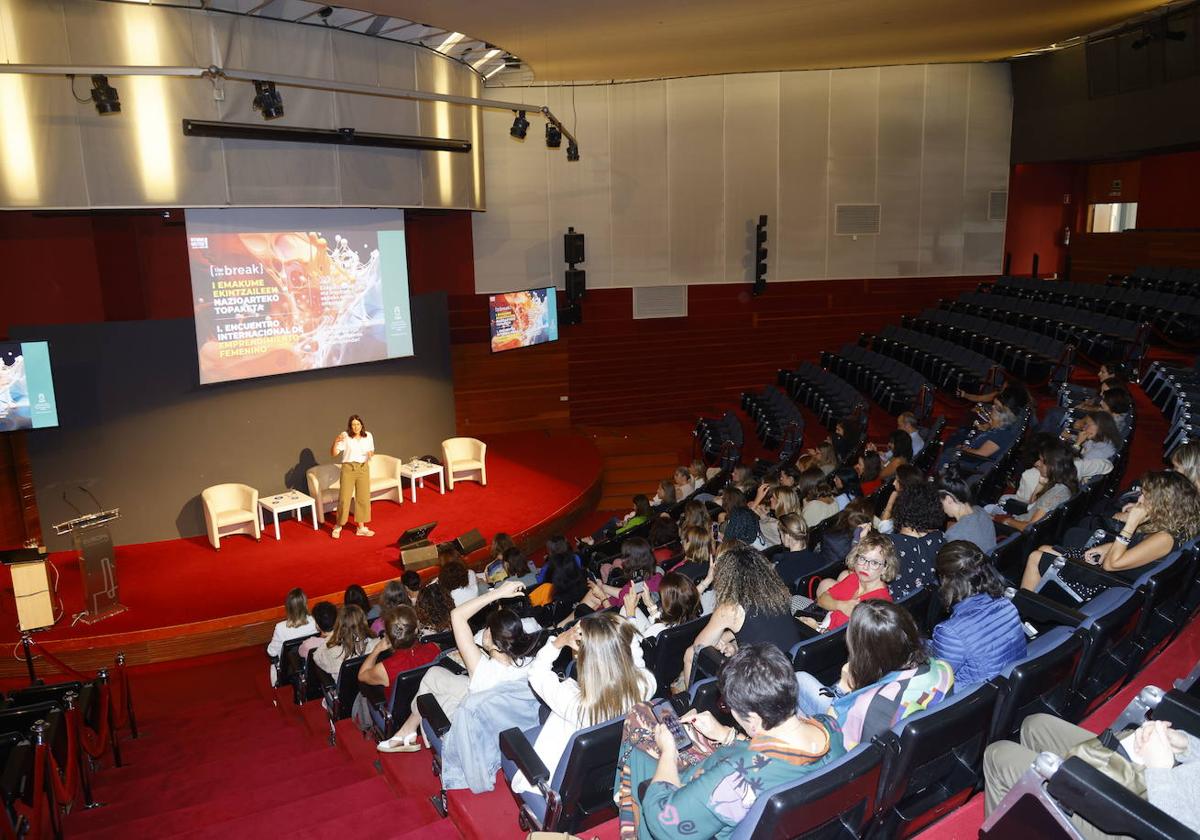 Los congresos han pasado por puntos de la ciudad como el Palacio Europa, el parque tecnológico de Miñano o la sede de Neiker.