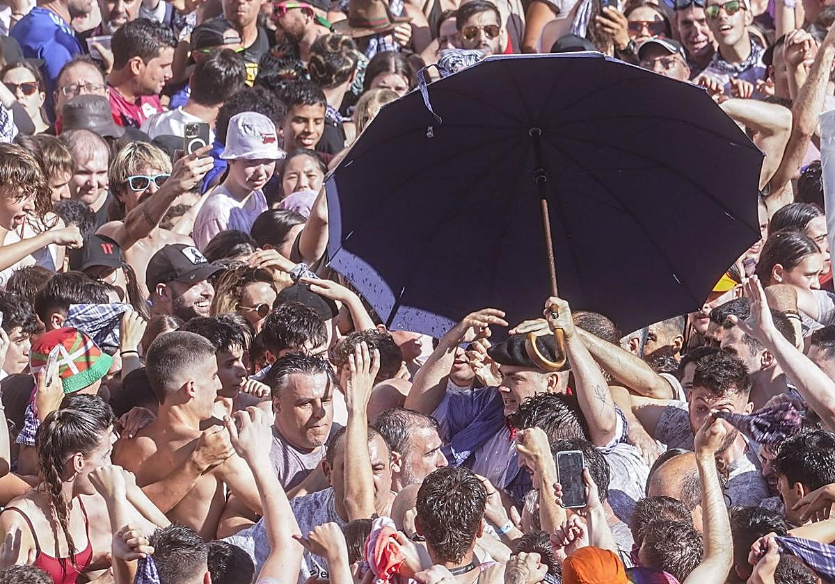 Iñaki Kerejazu, en pleno recorrido por la plaza de la Virgen Blanca.