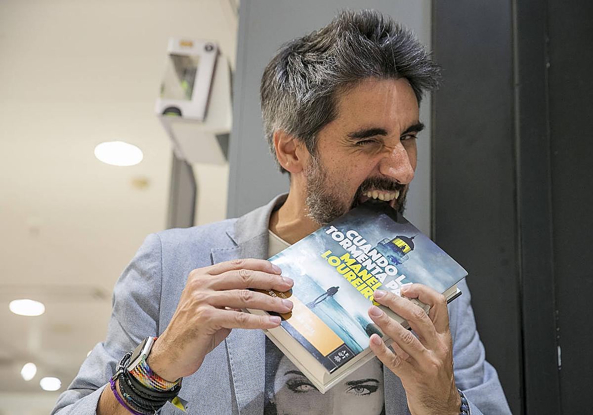 Manel Loureiro bromea con su libro.