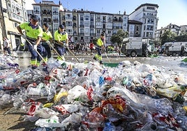 Los equipos de limpieza eliminaron los residuos en 50 minutos. Arriba a la derecha, control de entrada. Y más a la derecha, los que necesitaron un aseo especializado y profundo.