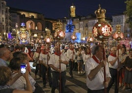 Momentos iniciales de la procesión, que como todos los años volvió a congregar a miles de vitorianos.