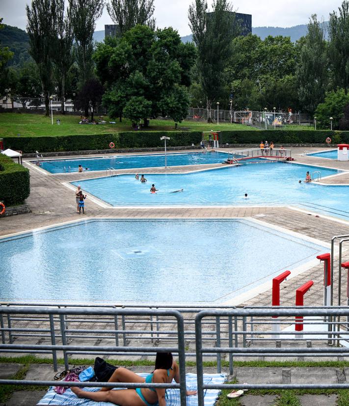 Imagen secundaria 2 - Los bilbaínos regresan a las piscinas: «Es el mejor plan del mundo»