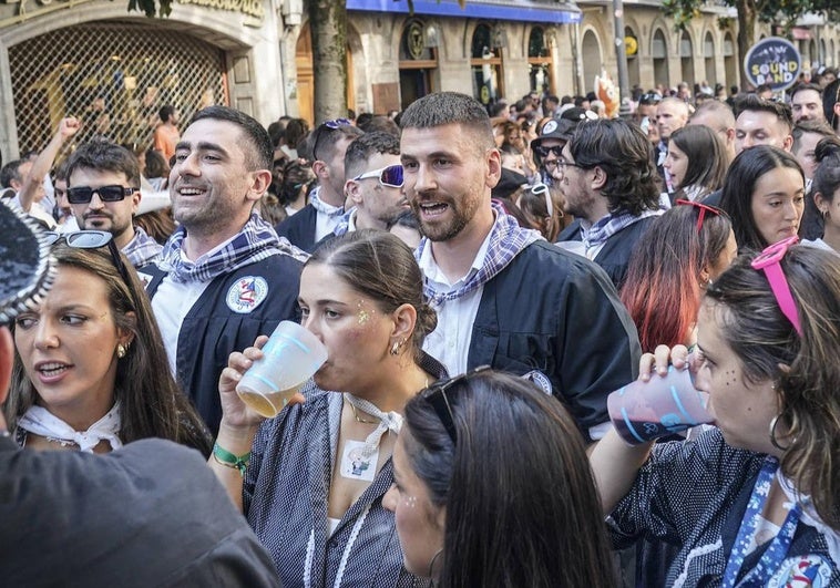 Una Simón se viste de blusa para vivir con la cuadrilla Gautarrak el paseíllo de las fiestas de Vitoria desde dentro.