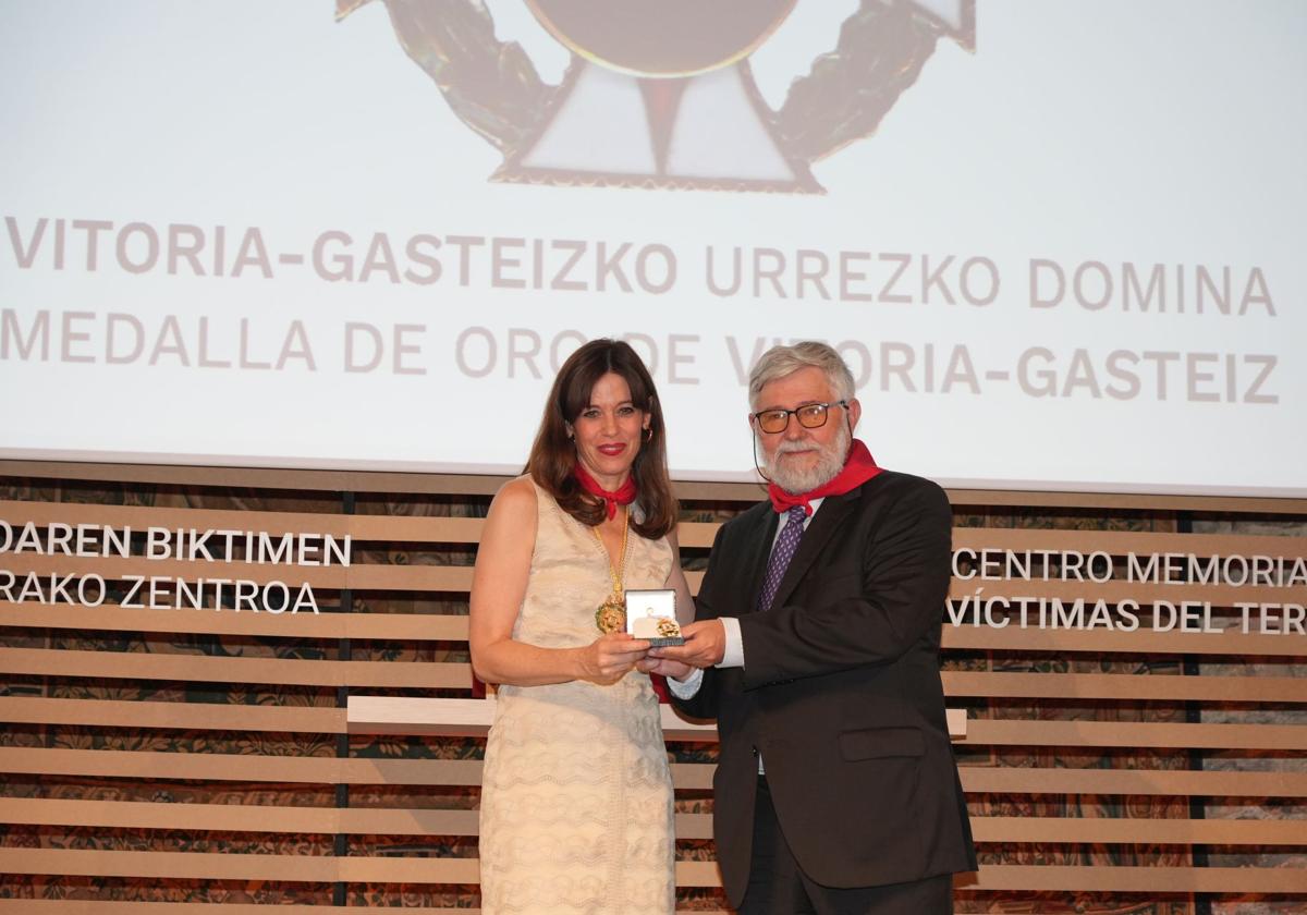 Maider Etxebarria entrega la Medalla de la ciudad a Florencio Domínguez.