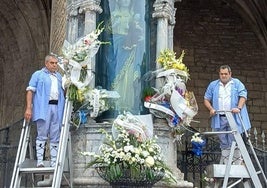 Ofrenda floral de Los Bainas este lunes, Txomin Cantero a la izquierda.