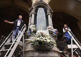 Un blusa y una neska realizan la ofrenda floral a la patrona.