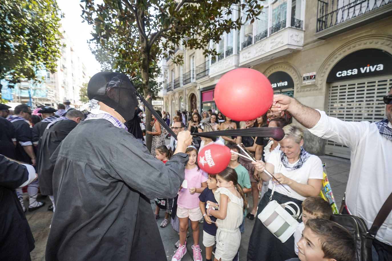 El primer paseíllo de fiestas de Vitoria, en imágenes