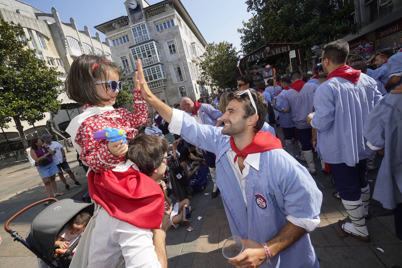 El primer paseíllo de fiestas de Vitoria, en imágenes