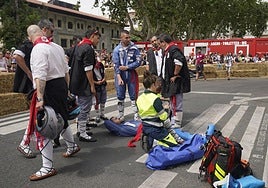 Los servicios sanitarios atienden al herido.