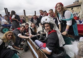 Miembros de Gaupasaleak con su goitibera.