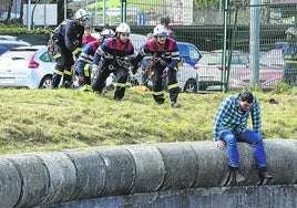 Bomberos de Bizkaia durante uno de los cursos que realizaron de prevención y simulacro de suicidios.