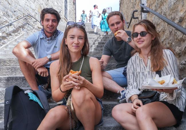 El grupo de jóvenes, en una cata de pintxos en El Machete.